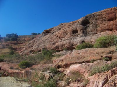 Noviales - cuevas en las peñas